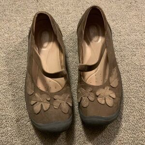 Keen size 8 Mary Jane’s with Leaf Embroidery